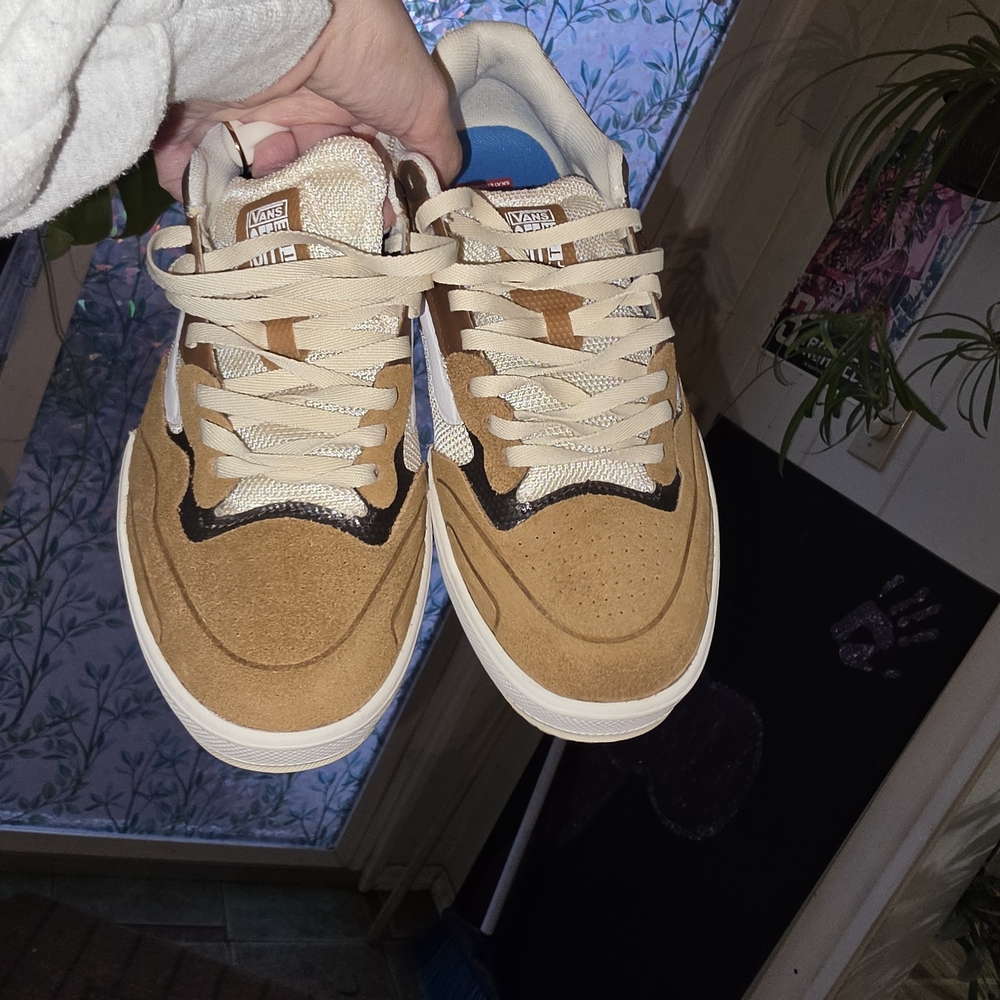 Vans Tan & White Low-Top Sneaker - Picture 4 of 4